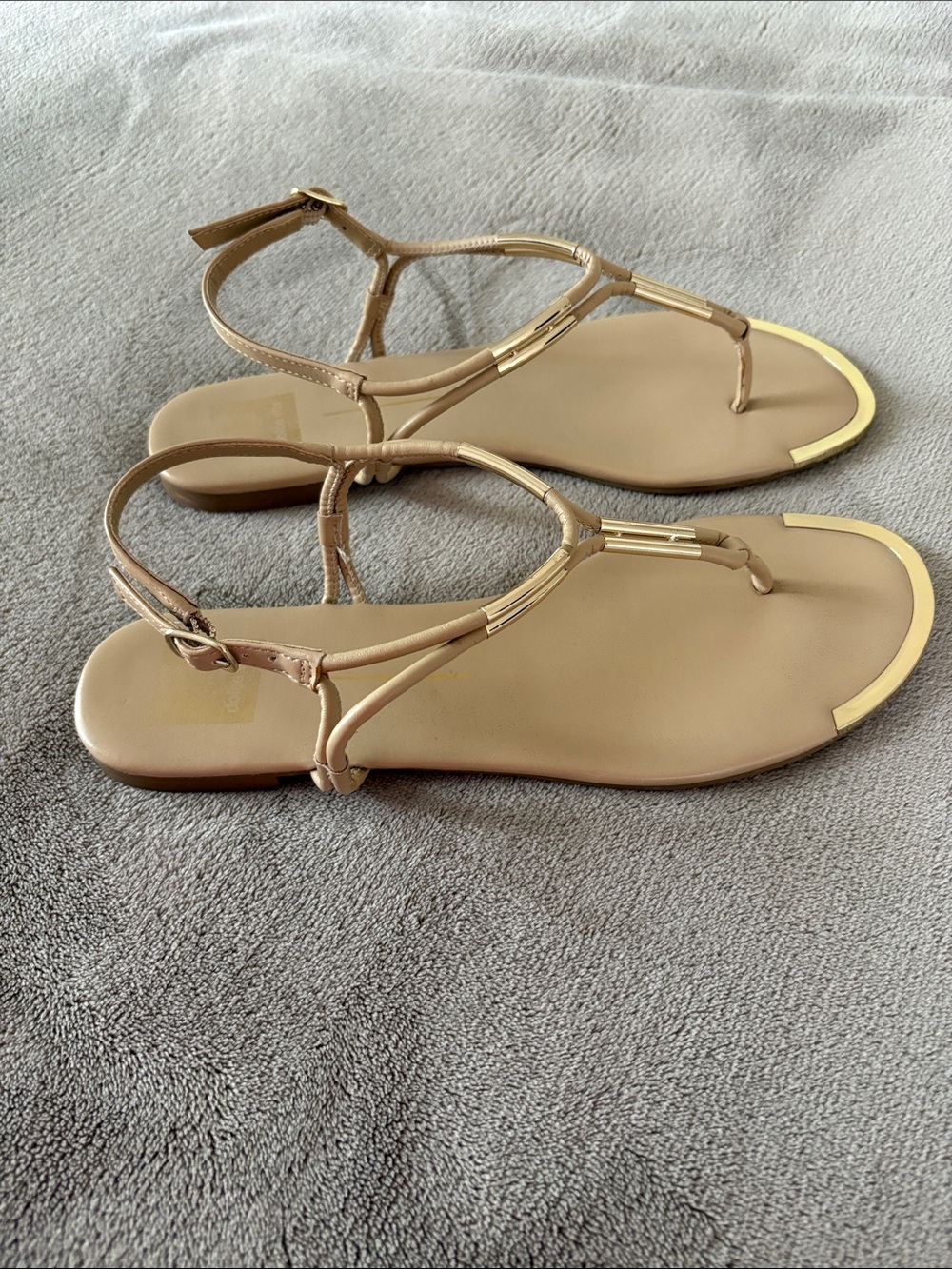Dolce Vita Nude Neutral T-Strap Flat Sandals with Gold Metallic Accents size 9 - Picture 5 of 9
